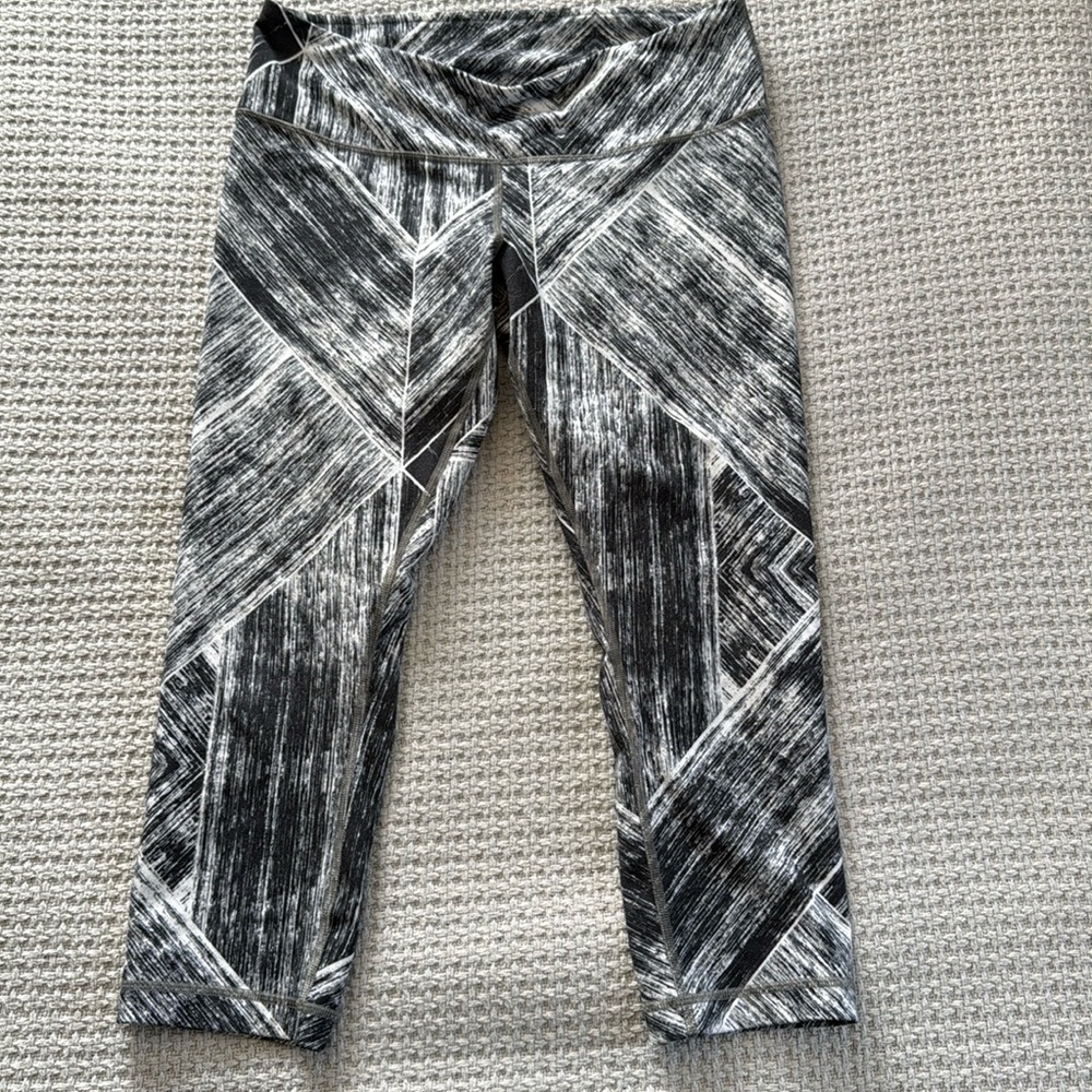 EUC lululemon mid calf cropped leggings